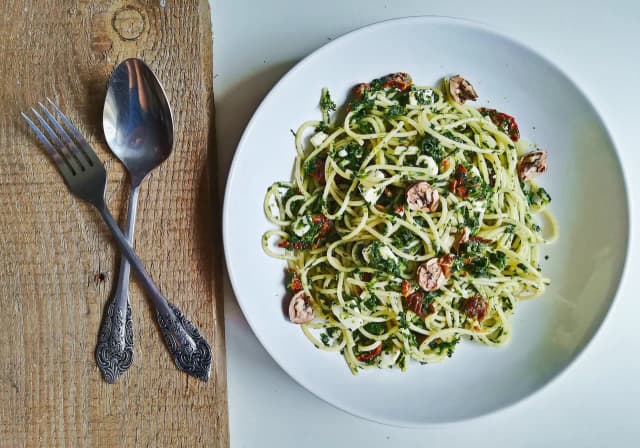 Szybkie spaghetti ze szpinakiem i fetą - pyszny wegetariański przepis